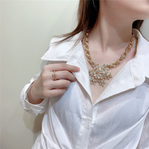 High Quality Luxury Chanel New Snowflake Short Necklace product detail