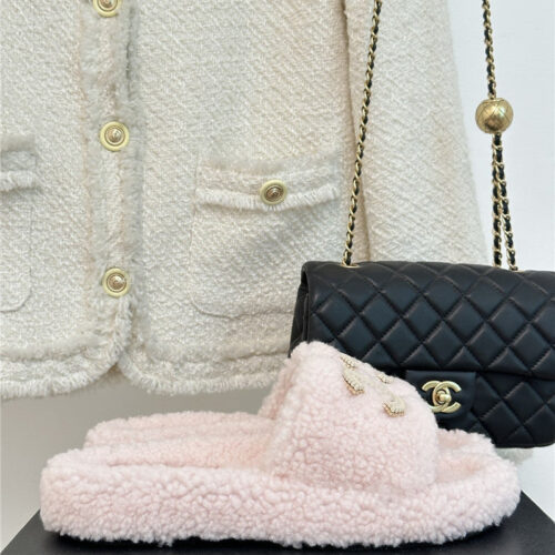 High Quality Luxury Chanel Classic Four Seasons Double C Plush Slippers product detail