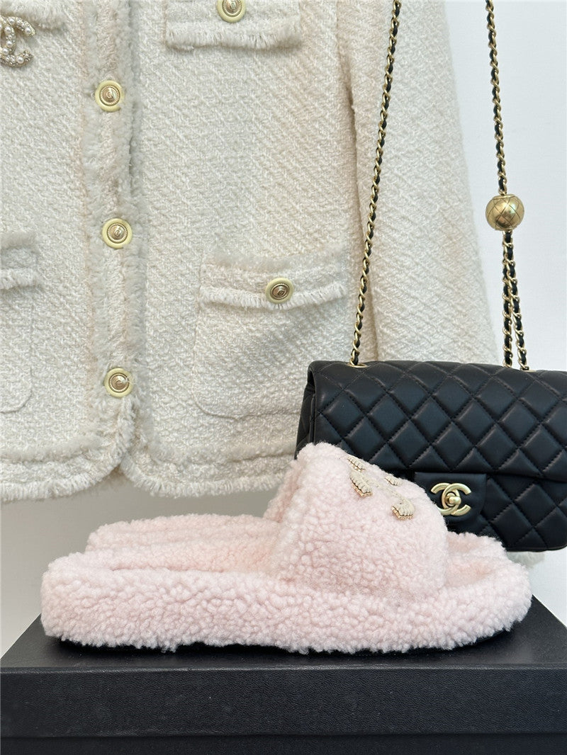 High Quality Luxury Chanel Classic Four Seasons Double C Plush Slippers product detail