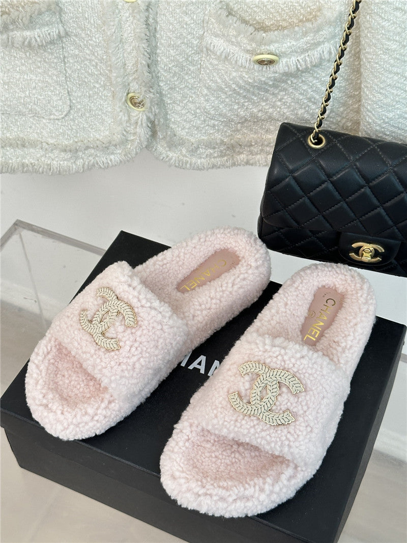 High Quality Luxury Chanel Classic Four Seasons Double C Plush Slippers product detail