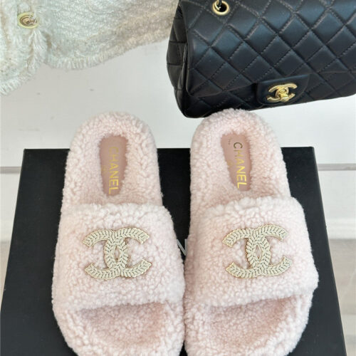 High Quality Luxury Chanel Classic Four Seasons Double C Plush Slippers product detail