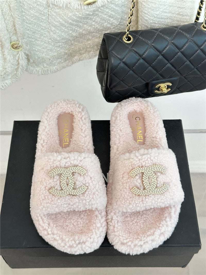 High Quality Luxury Chanel Classic Four Seasons Double C Plush Slippers product detail