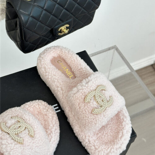 High Quality Luxury Chanel Classic Four Seasons Double C Plush Slippers product detail