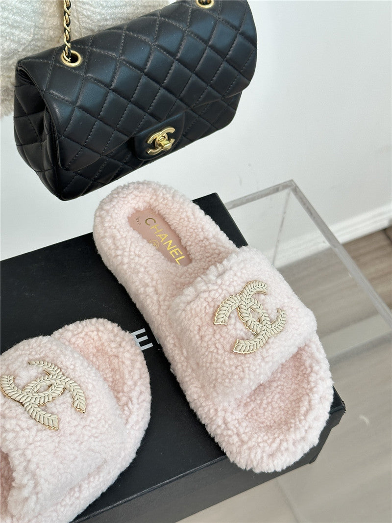 High Quality Luxury Chanel Classic Four Seasons Double C Plush Slippers product detail