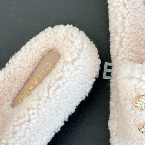 High Quality Luxury Chanel Classic Four Seasons Double C Plush Slippers product detail