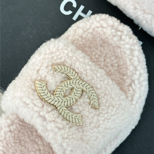 High Quality Luxury Chanel Classic Four Seasons Double C Plush Slippers product detail