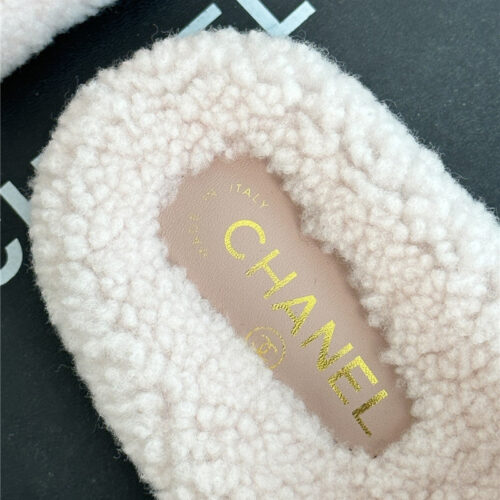 High Quality Luxury Chanel Classic Four Seasons Double C Plush Slippers product detail