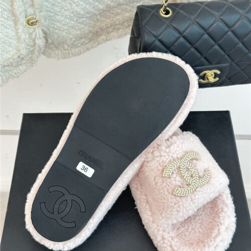 High Quality Luxury Chanel Classic Four Seasons Double C Plush Slippers product detail