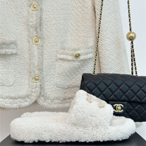 High Quality Luxury Chanel Classic Four Seasons Double C Plush Slippers – Style 62918 product detail