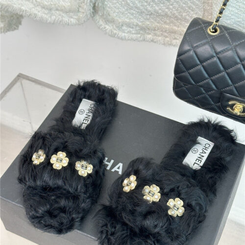 High Quality Luxury Chanel New Mier Pure Wool Double C Four-Leaf Clover Fur Slippers alternate view