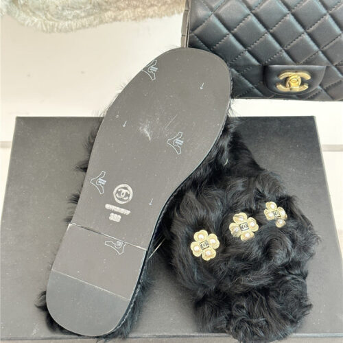 High Quality Luxury Chanel New Mier Pure Wool Double C Four-Leaf Clover Fur Slippers product detail