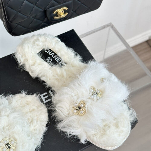 High Quality Luxury Chanel New Mier Pure Wool Double C Four-Leaf Clover Fur Slippers – Style 56390 product detail