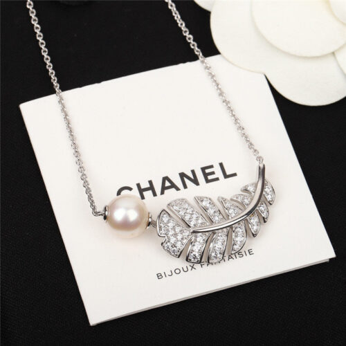 High Quality Luxury Chanel Feather Pearl Necklace alternate view