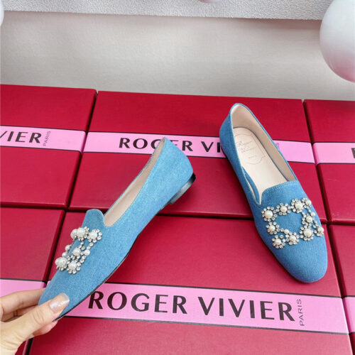 High Quality Luxury Roger Vivier Pearl Embroidered Buckle Loafers alternate view