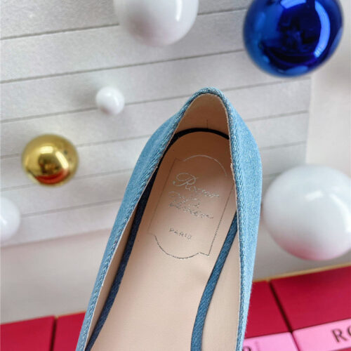 High Quality Luxury Roger Vivier Pearl Embroidered Buckle Loafers product detail