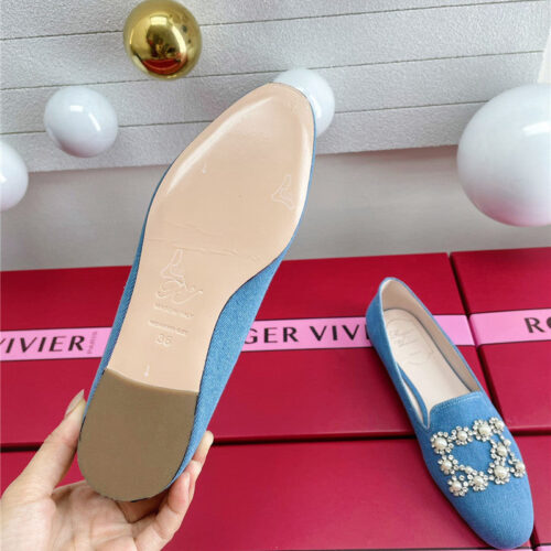High Quality Luxury Roger Vivier Pearl Embroidered Buckle Loafers product detail