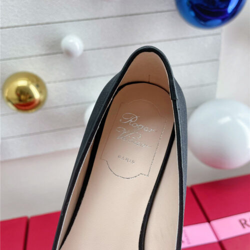 High Quality Luxury Roger Vivier Pearl Embroidered Buckle Loafers – Style 95764 product detail