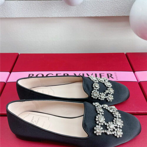 High Quality Luxury Roger Vivier Pearl Embroidered Buckle Loafers – Style 95764 product detail