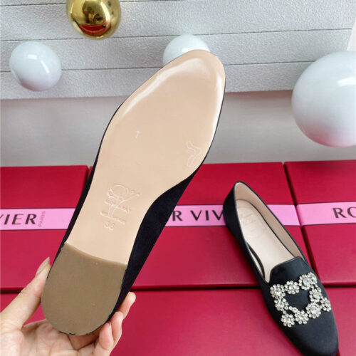 High Quality Luxury Roger Vivier Pearl Embroidered Buckle Loafers – Style 95764 product detail