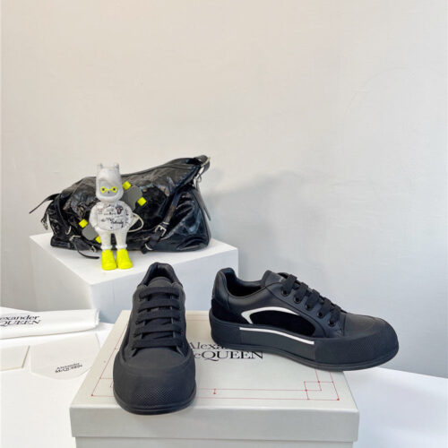 High Quality Luxury Alexander McQueen Retro Sneakers Skate Shoes alternate view