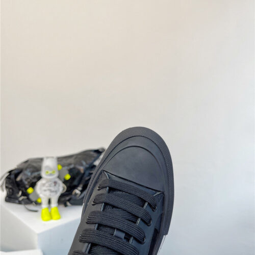 High Quality Luxury Alexander McQueen Retro Sneakers Skate Shoes product detail