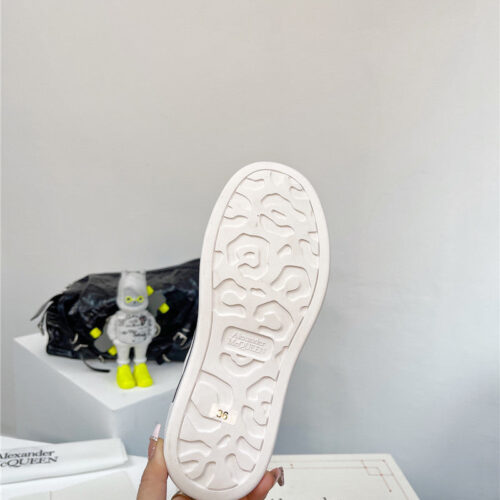 High Quality Luxury Alexander McQueen Retro Sneakers Skate Shoes – Style 56963 product detail