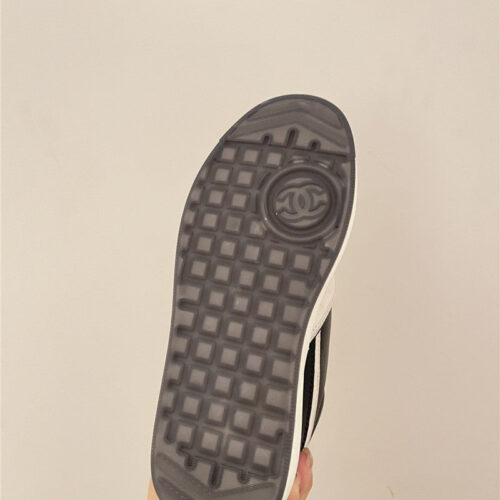 High Quality Luxury Chanel Early Autumn Panda Color Matching Sneakers product detail