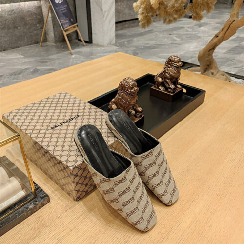 High Quality Luxury Balenciaga Padded Flat Toe Slides – Style 55171 product detail