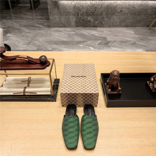 High Quality Luxury Balenciaga Padded Flat Toe Slides product detail