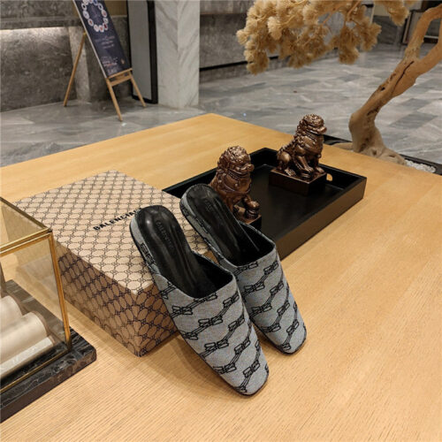 High Quality Luxury Balenciaga Padded Flat Toe Slides – Style 50083 product detail
