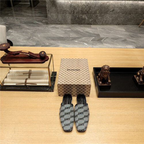 High Quality Luxury Balenciaga Padded Flat Toe Slides – Style 50083 product detail