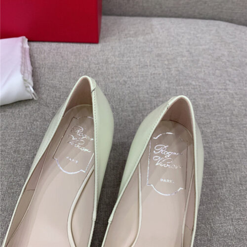 High Quality Luxury Roger Vivier New Leather Buckle Cat Heel Shoes – Style 63060 product detail