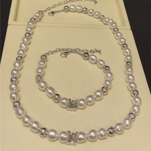 High Quality Luxury Louis Vuitton Latest Pearl Necklace