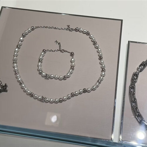 High Quality Luxury Louis Vuitton Latest Pearl Necklace alternate view