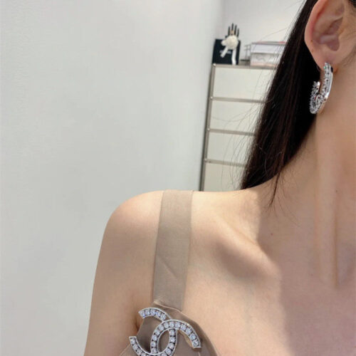 High Quality Luxury Chanel Hollow Curved Diamond Earrings product detail