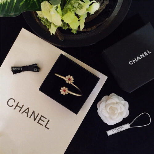 High Quality Luxury Chanel Daisy Bracelet product detail