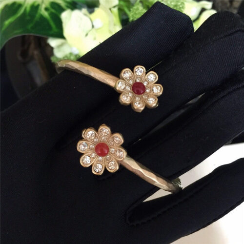 High Quality Luxury Chanel Daisy Bracelet product detail