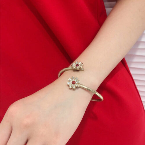 High Quality Luxury Chanel Daisy Bracelet alternate view