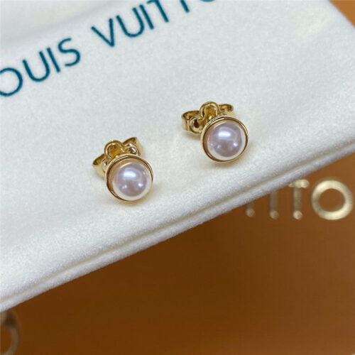 High Quality Luxury Louis Vuitton Green Asymmetric Letter Earrings product detail