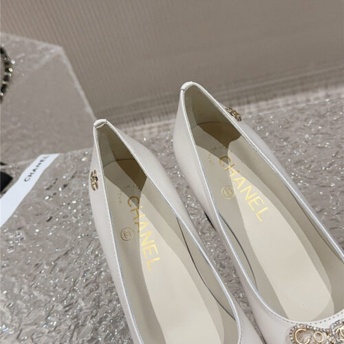 High Quality Luxury Chanel Round Toe Gold Chain Shoes product detail