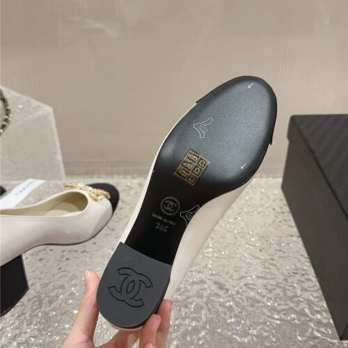 High Quality Luxury Chanel Round Toe Gold Chain Shoes product detail