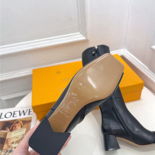 High Quality Luxury Louis Vuitton New V-Shaped Chunky Heel Boots – Style 70211 product detail