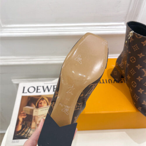 High Quality Luxury Louis Vuitton New V-Shaped Chunky Heel Ankle Boots – Style 50467 product detail