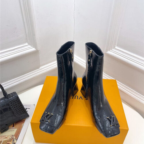 High Quality Luxury Louis Vuitton New V-Shaped Chunky Heel Ankle Boots – Style 81539 alternate view