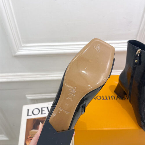 High Quality Luxury Louis Vuitton New V-Shaped Chunky Heel Ankle Boots – Style 81539 product detail