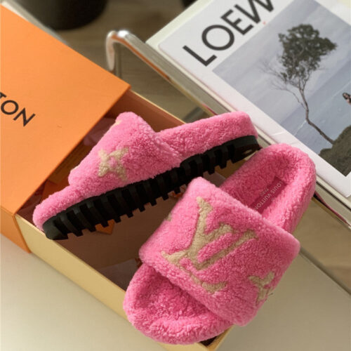 High Quality Luxury Louis Vuitton New Sheepskin Wool Slippers – Style 95107 product detail