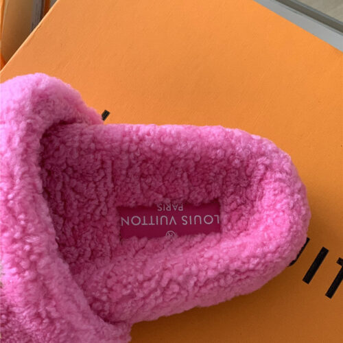High Quality Luxury Louis Vuitton New Sheepskin Wool Slippers – Style 95107 product detail