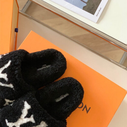 High Quality Luxury Louis Vuitton New Sheepskin Wool Slippers – Style 60643 product detail