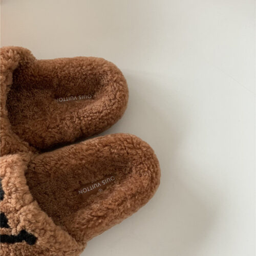 High Quality Luxury Louis Vuitton New Sheepskin Wool Slippers – Style 22787 product detail