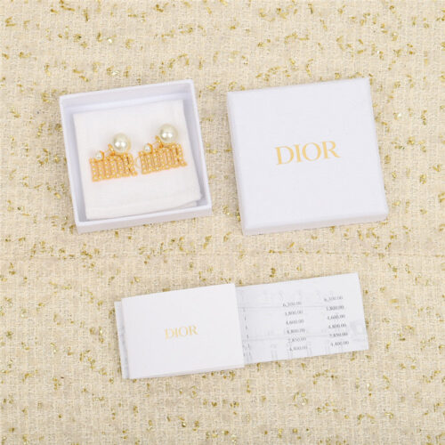 High Quality Luxury Dior Letter Pearl Earrings product detail